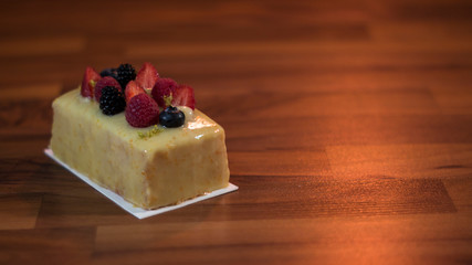 Delicioso pastel de exclusiva pastelería y repostería