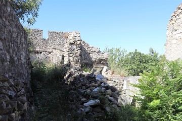 Vieilles fortifications - Village de Mirmande dans le département de la Drôme - Rhône Alpes - France