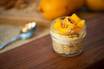 vaso de avena yogurt mango frua desayuno saludable