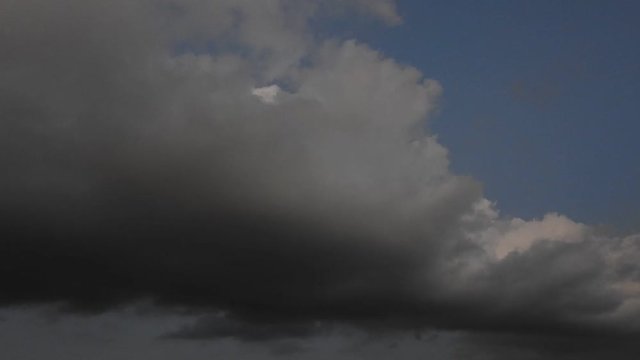 夕暮れ。青空が見えていたが、忽ち暗くなる。空のタイムラプス動画