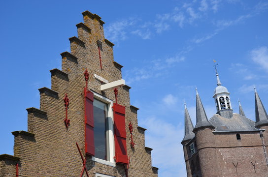 Pignon &agrave; redents typique des pays-bas &agrave; Zierikzee en Z&eacute;lande