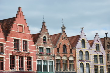 Fototapeta na wymiar Grand Place de Bruges - maisons à pignons étagés typiques