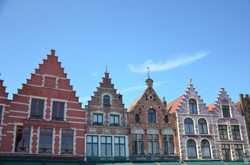 Fototapeta premium Grand Place de Bruges - maisons à pignons étagés typiques
