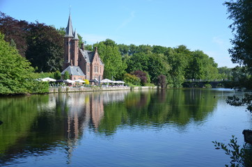 Fototapeta na wymiar Lac d'Amour Minnewater à Bruges en belgique flamande