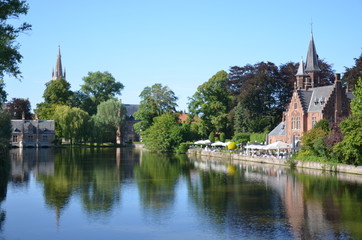Fototapeta na wymiar Lac d'Amour Minnewater à Bruges en belgique flamande