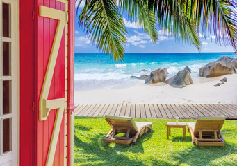 Case créole ouverte sur plage des Seychelles 