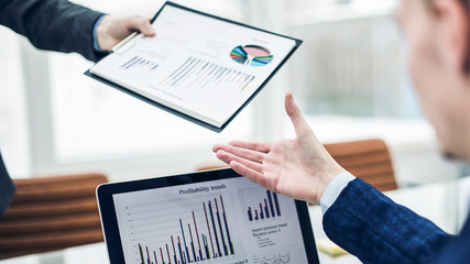 accountant, passes into the hands of the Manager Finance financial report for the workplace