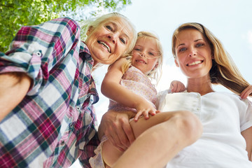 Glückliche Familie mit Frauen in 3 Generationen