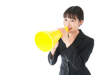 メガフォンで応援をするスーツを着たビジネスウーマン