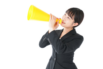 メガフォンで応援をするスーツを着たビジネスウーマン