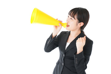メガフォンで応援をするスーツを着たビジネスウーマン