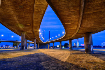 Brücke über den Rhein im Zentrum von Düsseldorf