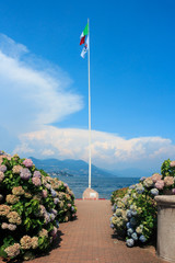 Naklejka premium Porta Bandiera sul lungo lago a Stresa