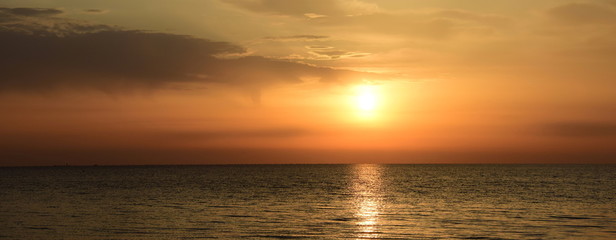 Sonnenaufgang am Meer - faszinierendes Wolkenspiel