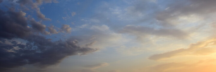 Obraz premium Wolkenstimmung über dem Meer bei Sonnenaufgang