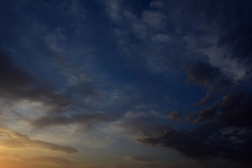 Obraz premium Wolkenstimmung über dem Meer bei Sonnenaufgang