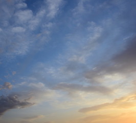 Naklejka na ściany i meble Wolkenstimmung über dem Meer bei Sonnenaufgang