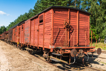 Obraz premium An antique railway wagon that loads varying loads