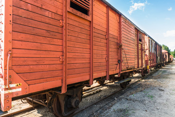 Obraz premium An antique railway wagon that loads varying loads