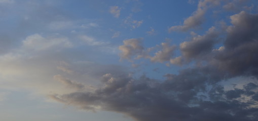 Fototapeta na wymiar Wolkenstimmung am frühen Morgen über dem Meer