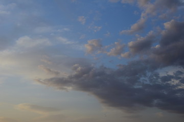 Fototapeta na wymiar Hintergrund - Himmel mit Wolken bei Sonnenaufgang