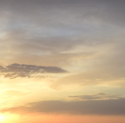 Hintergrund - Himmel mit Wolken bei Sonnenaufgang