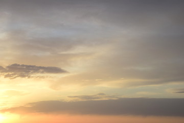 Fototapeta na wymiar Wolkenstimmung am frühen Morgen über dem Meer