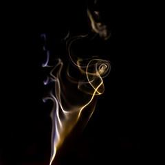 humo de cigarro abstracto de color