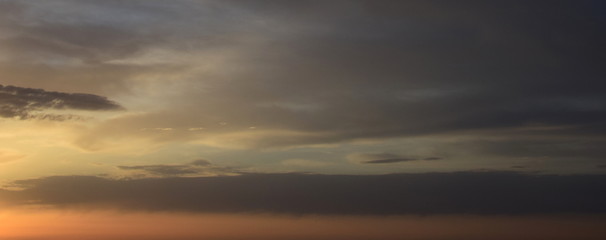 Obraz premium Wolkenstimmung am frühen Morgen über dem Meer