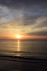 Sonnenaufgang am Meer - faszinierendes Wolkenspiel