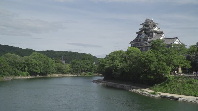 池と岡山城