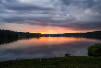Fototapeta na wymiar Sunset on the city lake in the evening.