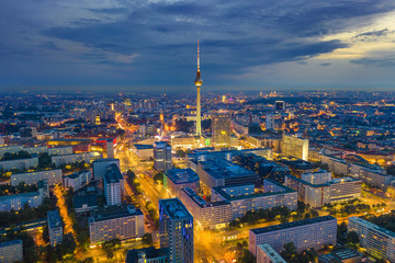 Berlin Skyline mit Fernsehturm bei Nacht - obrazy, fototapety, plakaty