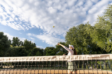 Obraz premium Low view woman serving during tennis match