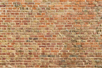 Alte Mauer aus Ziegelsteinen als Hauswand