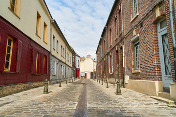 Obraz premium Altstadt Architektur in Amiens mit Gasse und Pollern