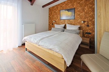 Fototapeta na wymiar ein helles modernes Schlafzimmer - a bright friendly bedroom