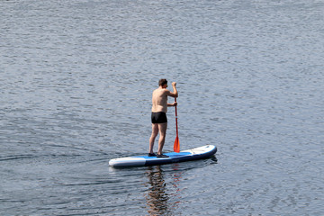 En équilibre sur l'eau et sur sa planche