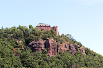 Fototapeta na wymiar Un château sur la roche en Eifel