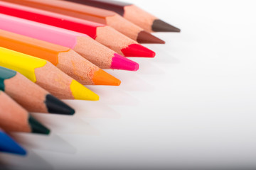 mines de crayons de couleur en gros plan