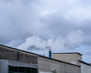 煙突の煙と工場