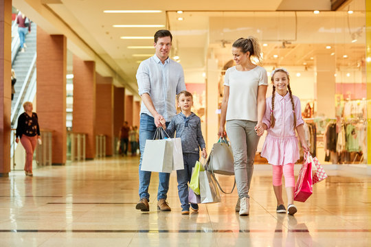 Familie beim Shopping im Einkaufszentrum