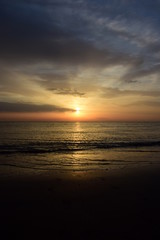 Fototapeta na wymiar Sonnenaufgang nach einer Regennacht am Meer - Wolkenstimmung am frühen Morgen