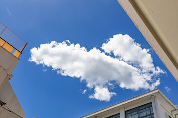 都会の空に浮かぶ白い雲