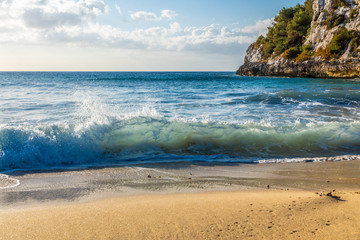 Starke Wellen mit Meerblick am Strand Cala Romantica Spanien Mallorca