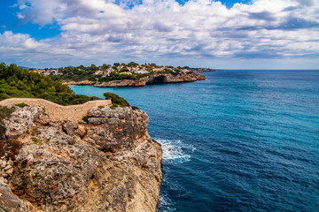 Traumhafter Panorama Blick Cala Mendia mit Wolken und blauen Himmel Mallorca Sommerurlaub 