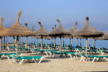 Liegestühle und Sonnenschirme am Strand, Insel Mallorca, Spanien, Europa