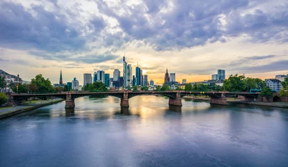 Ignatz-Bubis-Brücker mit Frankfurter Skyline in der Abenddämmerung © Neissl
