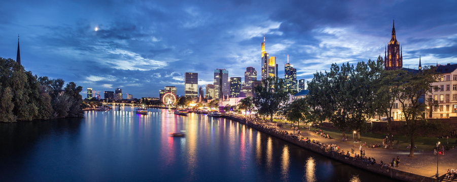 Frankfurter Skyline mit Mainfest am Mainufer
