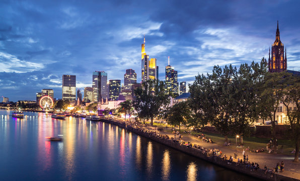Frankfurter Skyline mit Mainfest am Mainufer